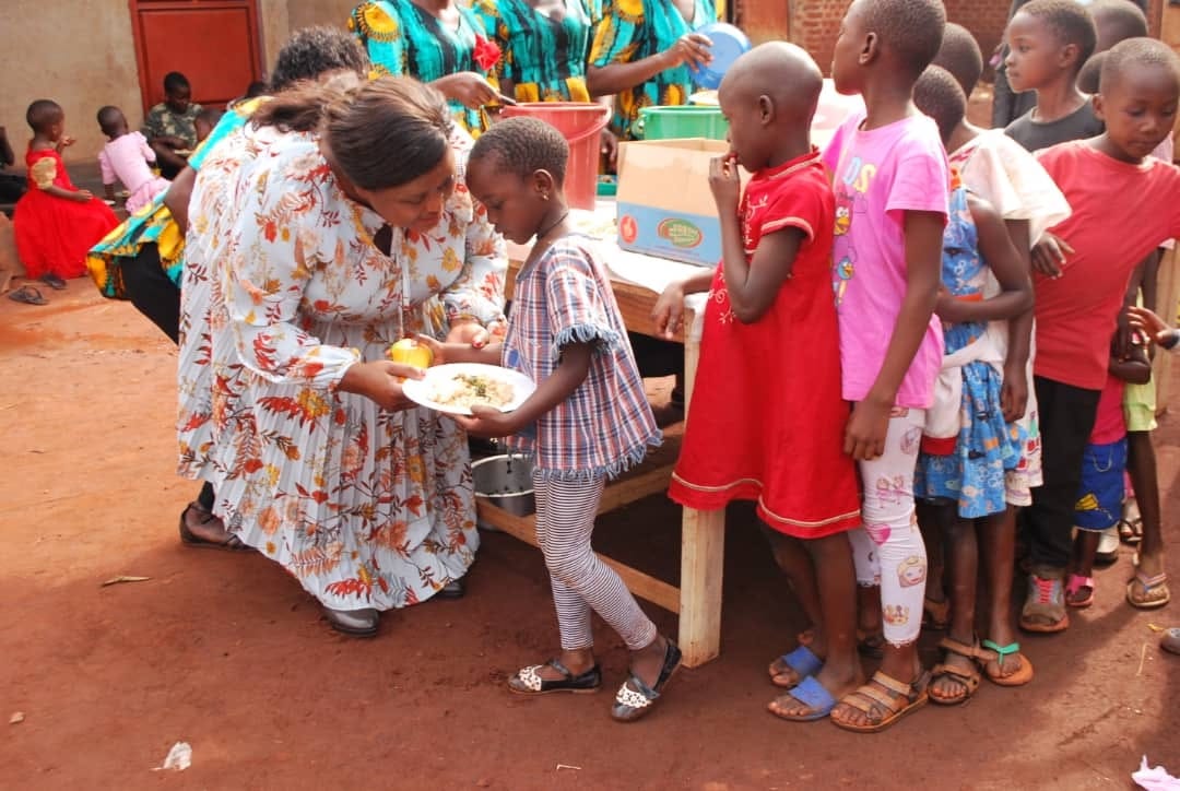 Children the ministry serves receiving a meal